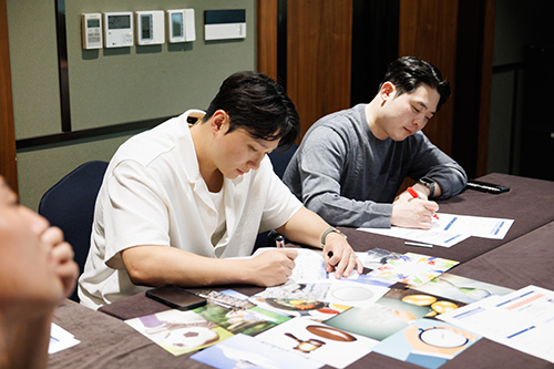 자기소개서를 다시 살펴보는 참가자들 1