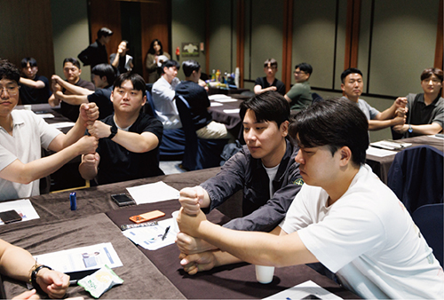 풀기 체조를 함께하는 참가자들