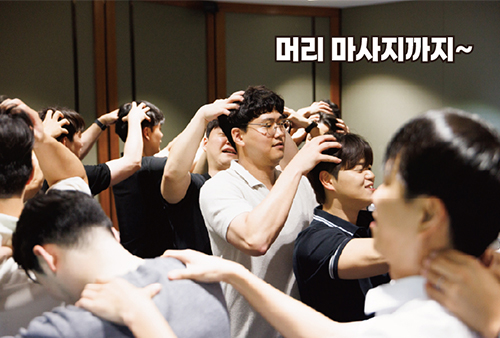 머리 마사지를 하는 참가자들