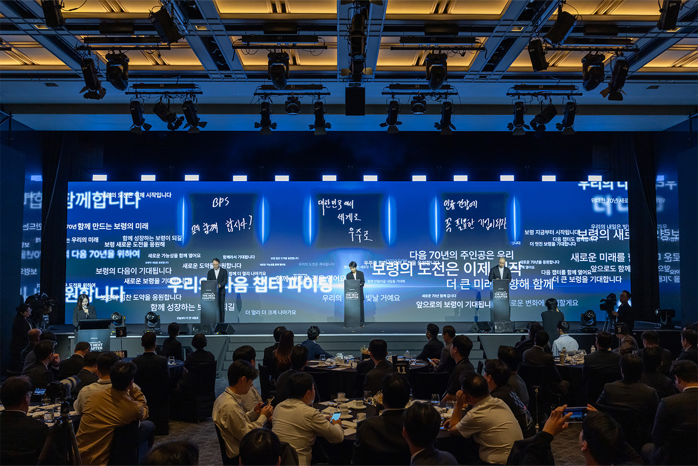 메시지를 작성하는 김은선 회장, 김정균 대표이사, 정웅제 대표이사