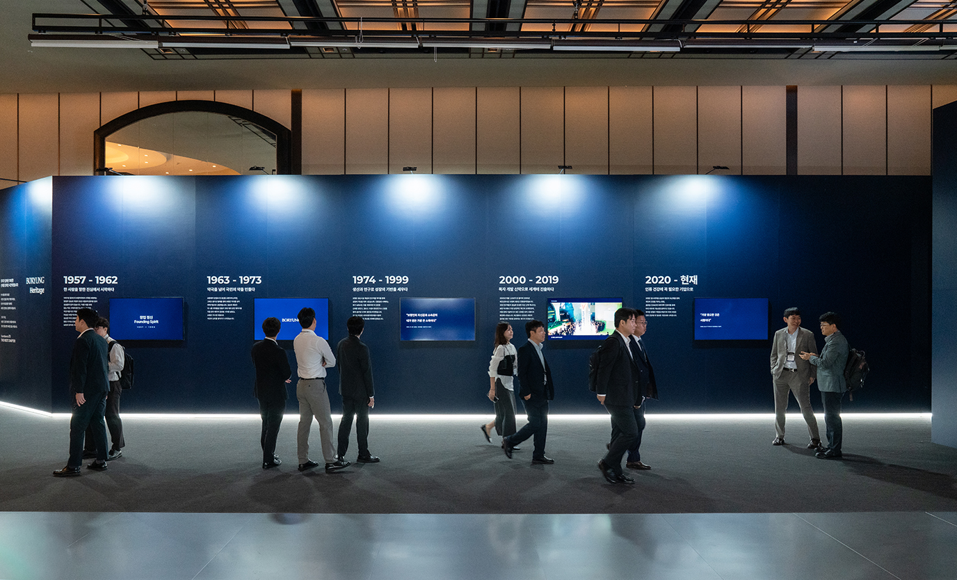 Heritage Zone을 둘러보는 임직원 2